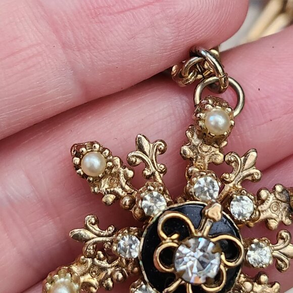 Vintage 1950's enamel & rhinestone snowflake pendant on gold tone chain - Picture 6 of 10